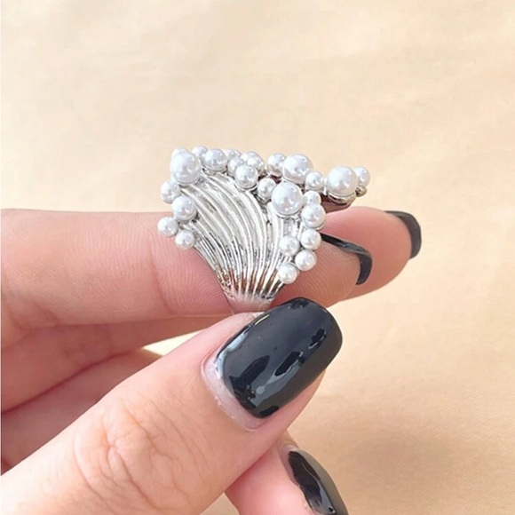 Elegant Silver Pearl Ring - Picture 2 of 5